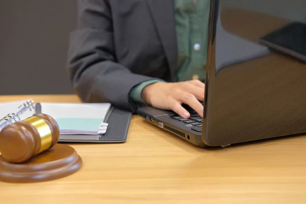 Werken Met Computer Beoordelen Juridische Wet Hamer Rechtszaal Advocaat Advocaat — Stockfoto