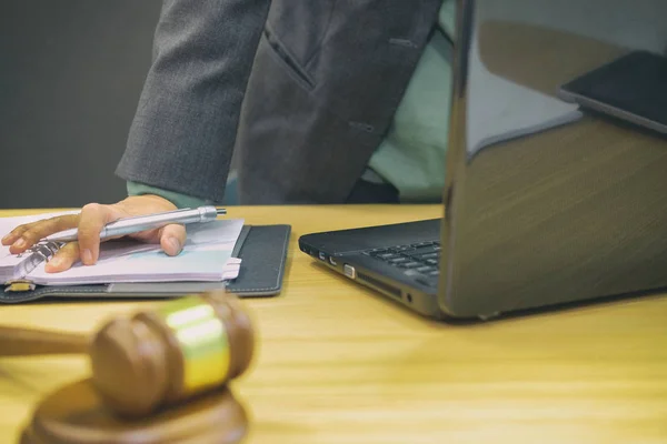Juiz Trabalhando Com Computador Notebook Lei Legal Martelar Tribunal Advogado — Fotografia de Stock