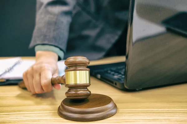 Rechter Juridische Wet Hamer Holding Rechtszaal Advocaat Advocaat Justitie Aan — Stockfoto