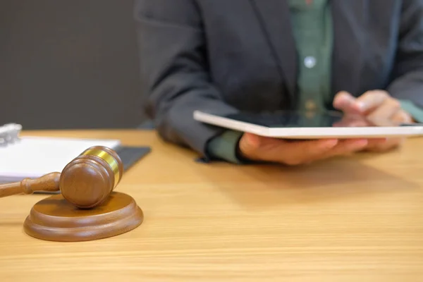 法官与平板电脑的工作 法律在法庭上的木棍 律师在法庭上的司法 — 图库照片