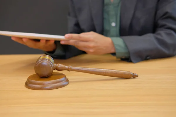 Rechter Werken Met Tablet Juridische Wet Hamer Rechtszaal Advocaat Advocaat — Stockfoto