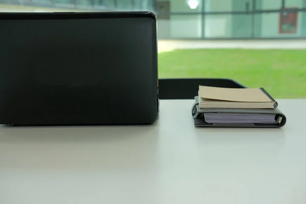 コンピューター オフィス職場の机の上のノート ビジネスのワークスペース — ストック写真