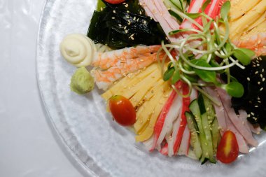Soğuk soğuk serin somen şehriye. Japon gıda ham yumurta yosun karides ve sebze ile