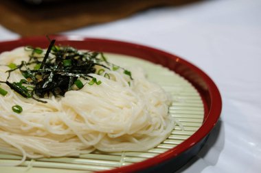 Soğuk soğuk serin somen şehriye. Japon yemekleri