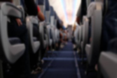 yolcu uçak koltukta oturamaz. Uçak iç koridorda. bulanık ufuk arka plan