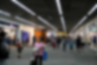 Havaalanı terminal insanlar. ufuk arka plan bulanıklık