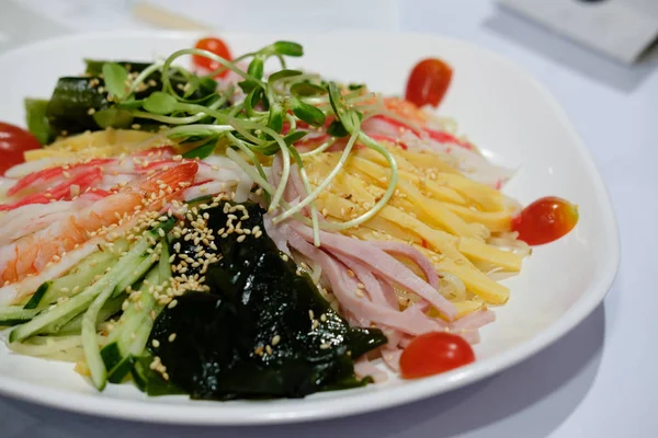 クールなそうめん チルド麺 ハム卵海苔エビ 野菜と和食 — ストック写真