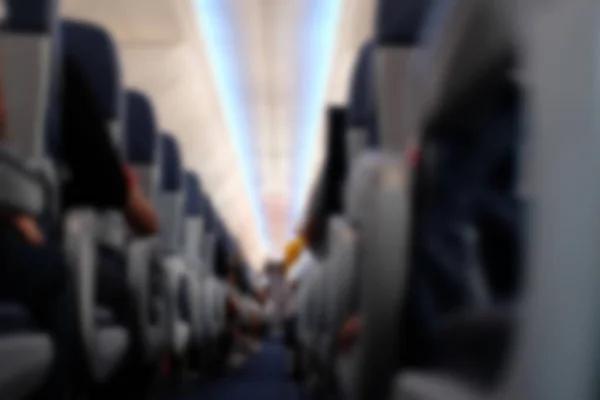 Yolcu Uçak Koltukta Oturamaz Uçak Koridorda Bulanık Ufuk Arka Plan — Stok fotoğraf