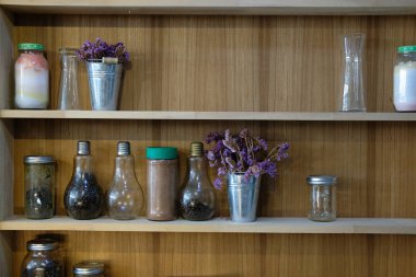 raf kafede cam şişede kahve çekirdeği