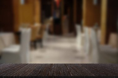Kafe kafe restoran iç. ufuk bulanıklık arka plan ile montaj görüntü ürün için ahşap masa