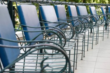 yeşil metal sandalye ve Teras verandada deri yastık