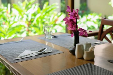 Masa ve sandalye kafe kafe restoran iç bahçe manzaralı