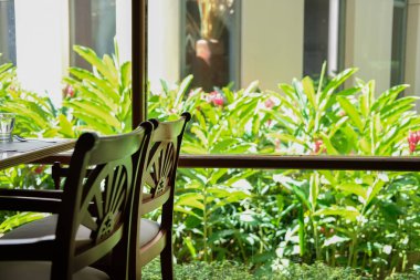 Masa ve sandalye kafe kafe restoran iç bahçe manzaralı