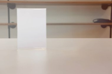 beyaz etiket kafede. Stand akrilik katlanmış kart için kahve dükkanında görüntüler. mockup menü çerçeve Restoran tablo. metin için yer