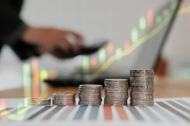 sikke yığını ve iş büyüme. hesap makinesi ile işyerinde çalışmaya işadamı