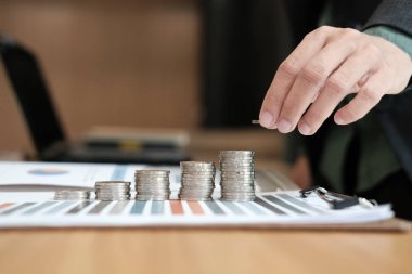 yığın yığın üzerinde el koydu. para tasarruf, nakit para kavramı
