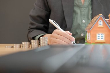 ev modeli sikke yığını ile ipotek kredi sözleşme imzalama işkadını. Evin mülk satın almak için para tasarrufu. Gayrimenkul yatırım