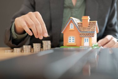 ev modeli ile yığın para koyarak ver. Evin mülk satın almak için para tasarrufu. Gayrimenkul yatırım