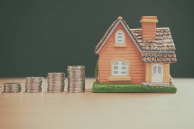 ev modeli ve sikke yığını. Evin mülk satın almak için para tasarrufu. Gayrimenkul Yatırım Finans ve bankacılık