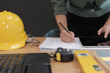 İş yerindeki gayrimenkul projesinin taslağı üzerinde çalışan mimar mühendisi. inşaat ve inşa kavramı