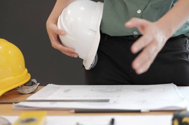 mühendis sunan el sıkışma. mimar inşaat proje oluşturmak için el sallamak hazır