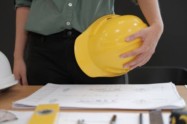 mühendis mimar işçi işyerinde masasında emanet kask kask İnşaat planı ile tutarak