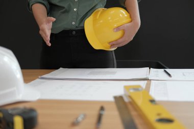 mühendis sunan el sıkışma. mimar inşaat proje oluşturmak için el sallamak hazır