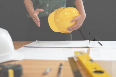 mühendis sunan el sıkışma. mimar inşaat proje oluşturmak için el sallamak hazır