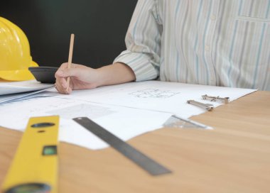 İş yerindeki gayrimenkul projesinin taslağı üzerinde çalışan mimar mühendisi. inşaat ve inşa kavramı