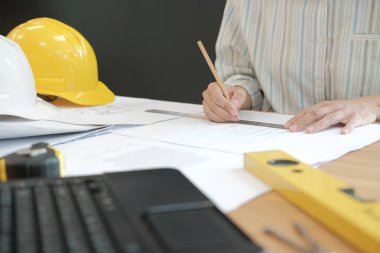 İş yerindeki gayrimenkul projesinin taslağı üzerinde çalışan mimar mühendisi. inşaat ve inşa kavramı
