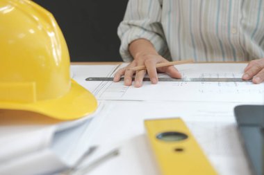 İş yerindeki gayrimenkul projesinin taslağı üzerinde çalışan mimar mühendisi. inşaat ve inşa kavramı