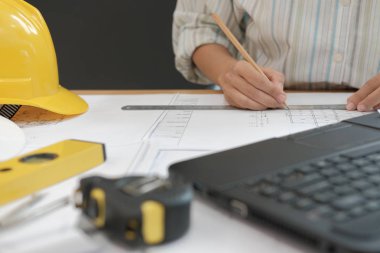 İş yerindeki gayrimenkul projesinin taslağı üzerinde çalışan mimar mühendisi. inşaat ve inşa kavramı