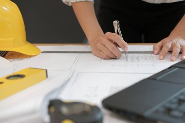 İş yerindeki gayrimenkul projesinin taslağı üzerinde çalışan mimar mühendisi. inşaat ve inşa kavramı