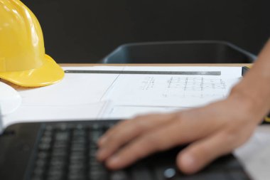 İş yerindeki gayrimenkul projesinin taslağı üzerinde çalışan mimar mühendisi. inşaat ve inşa kavramı