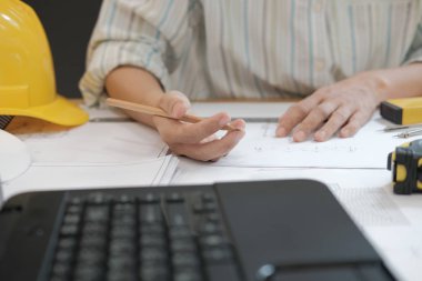 İş yerindeki gayrimenkul projesinin taslağı üzerinde çalışan mimar mühendisi. inşaat ve inşa kavramı