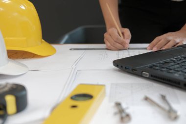 İş yerindeki gayrimenkul projesinin taslağı üzerinde çalışan mimar mühendisi. inşaat ve inşa kavramı