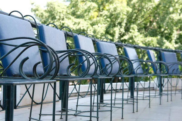 Grüner Metallstuhl Lederkissen Auf Der Terrasse — Stockfoto