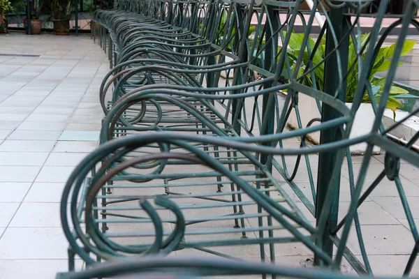 Grüner Metallstuhl Lederkissen Auf Der Terrasse — Stockfoto