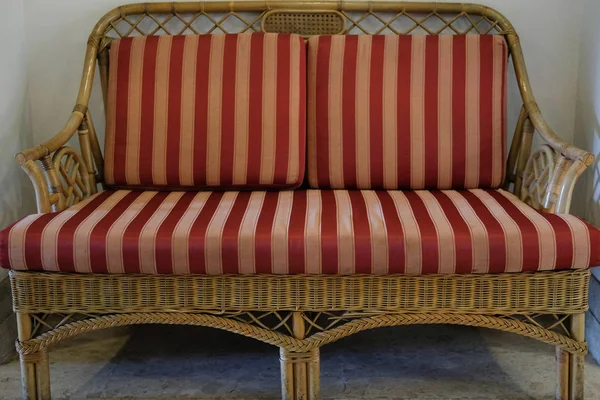 客厅内部与红色坐垫在藤条柳条沙发 — 图库照片