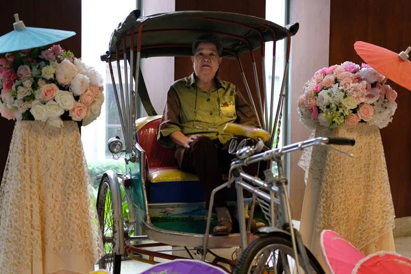 Geleneksel Tayland Tricylcle Üzerinde Sürme Asya Yaşlı Yaşlı Kadın Kıdemli — Stok fotoğraf
