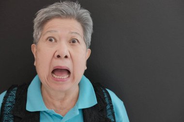 Yaşlı kadın korkuyor. korkmuş yaşlı kadın. sürpriz Asya kıdemli