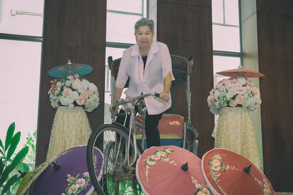 亚洲老年老年妇女骑在传统的泰国三基 — 图库照片