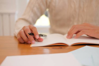 defter üzerinde evde krem kazak yazma Not giyen adam