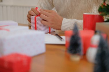 Noel hediye hediye kutusu kaydırma krem kazak giyen adam. Xmas Yılbaşı tatil kutlaması.