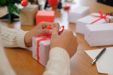 Noel hediye hediye kutusu kaydırma krem kazak giyen adam. Xmas Yılbaşı tatil kutlaması.