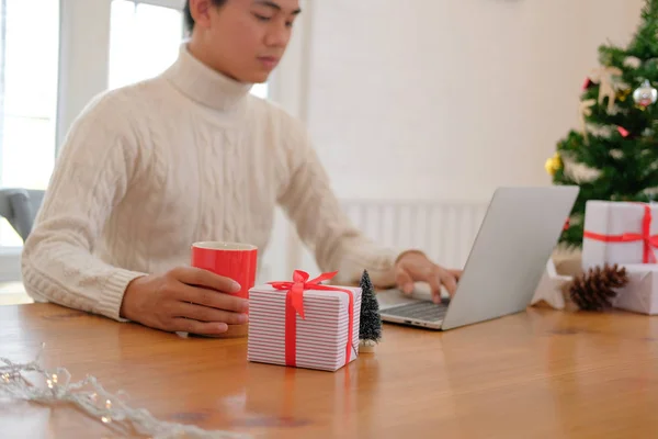 Uomo Che Indossa Maglione Crema Tenendo Tazza Caffè Utilizzando Computer — Foto Stock