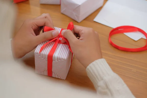 Ember Visel Csomagolás Karácsonyi Ajándék Jelen Doboz Tejszín Pulóver Karácsony — Stock Fotó