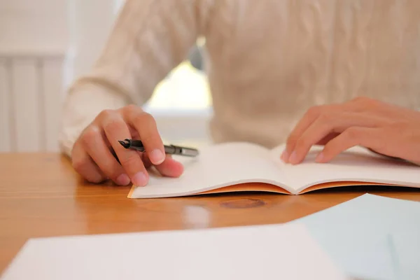 Hombre Usando Suéter Crema Nota Escritura Cuaderno Casa Imágenes de stock libres de derechos