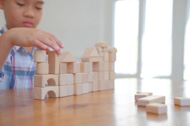 ahşap blok oyuncak oynayan genç küçük Asyalı çocuk çocuk çocuk çocuk okul çocuğu. eğitim kavramı öğrenme