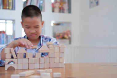 ahşap blok oyuncak oynayan genç küçük Asyalı çocuk çocuk çocuk çocuk okul çocuğu. eğitim kavramı öğrenme